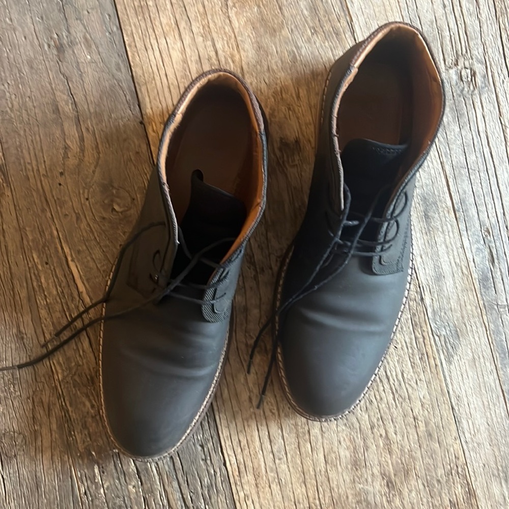 Men’s black leather chukka boots